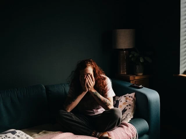 Apa Itu Self-harm? Ini Defenisi, Penyebab, & Cara Mengatasinya