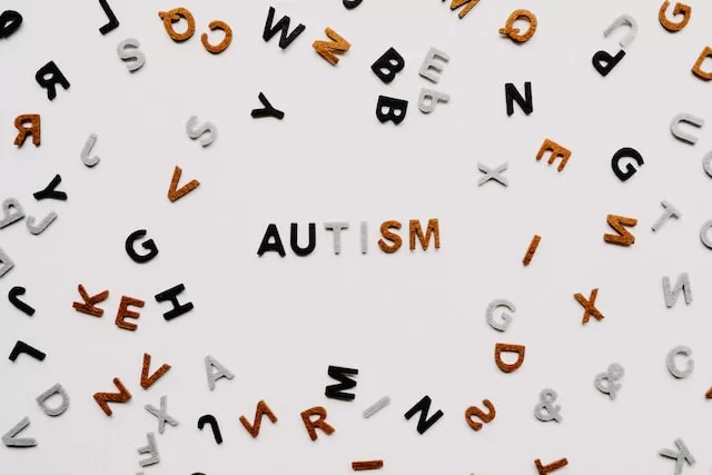Apa Itu Autisme? Ini Definisi, Gejala, & Cara Mengobatinya