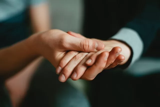Mengenal Love Language Act of Service: Pengertian, Contoh, & Tips Dalam Hubungan