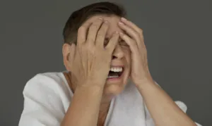 Serangan Panik (Panic Attack): Gejala, Penyebab, dan Cara Mengatasinya